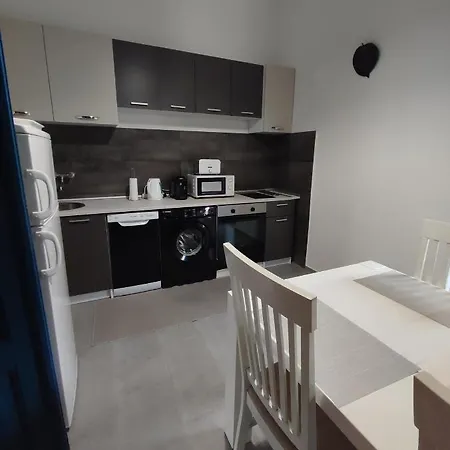 Tina 아파트 풀라